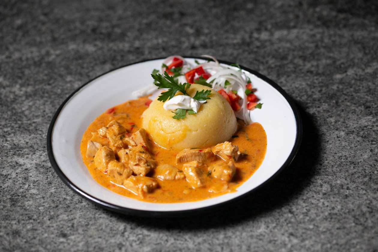 Papricas de pui cu mamaliga