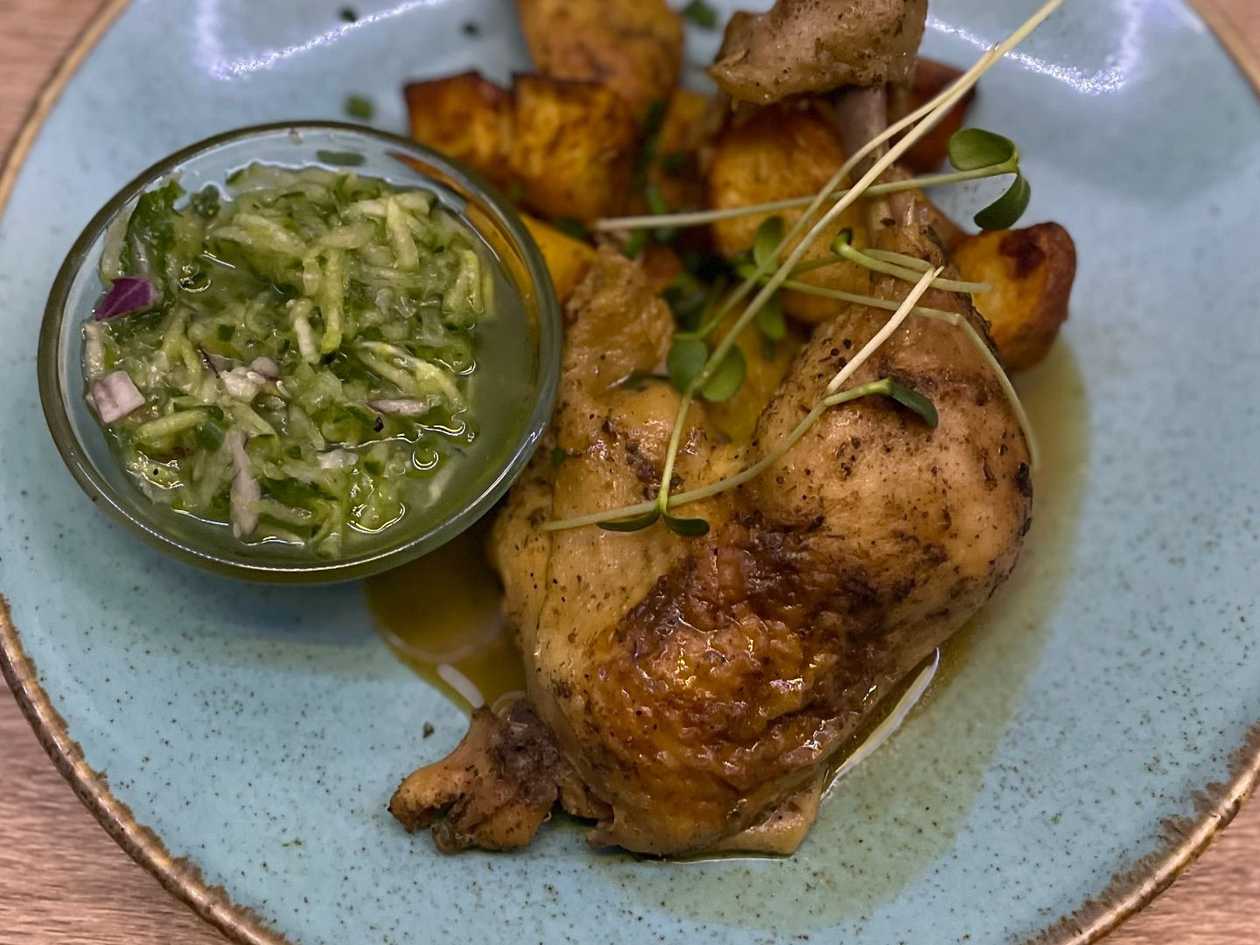 2.) Pečené kuřecí stehno na bylinkovém másle, pečenými brambory, okurkový salátek s cibulkou