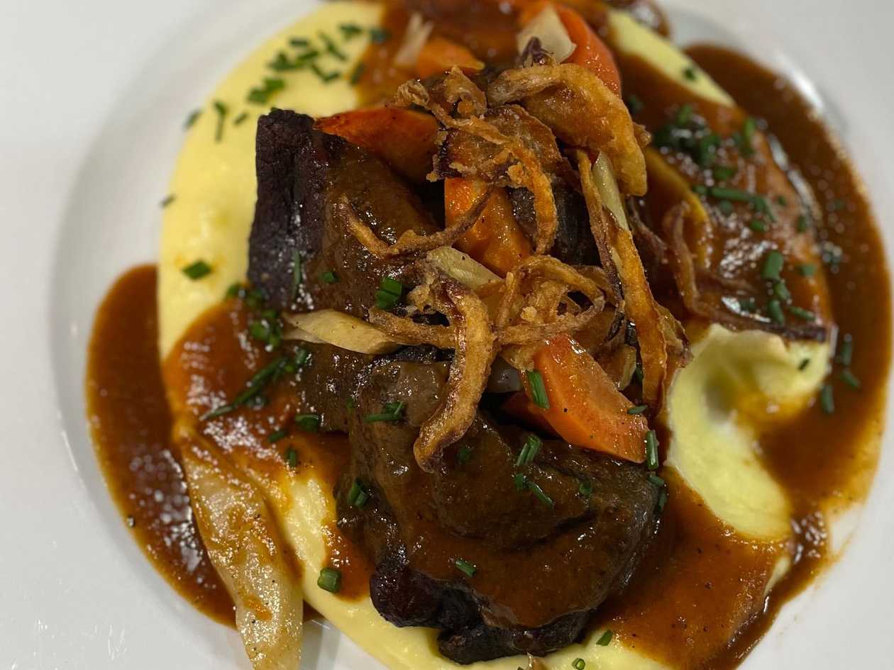 3.) Hovězí líčka na červeném víně s kořenovou zeleninou podávané s bramborovou kaší zdobené vídeňskou cibulkou