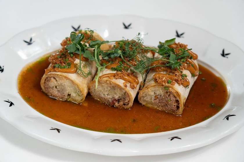 Trhaná kachna v lokši, kořeněné zelí, jablečná majonéza, cibulka