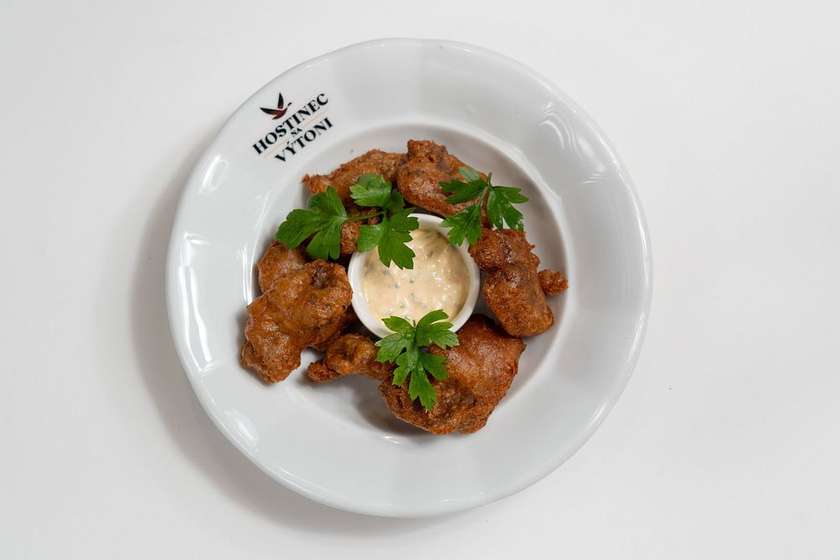 Smažená kachní játra a srdíčka v pivním těstíčku, pikantní majonéza