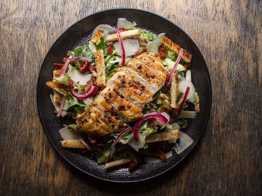 Salát s kuřecím steakem