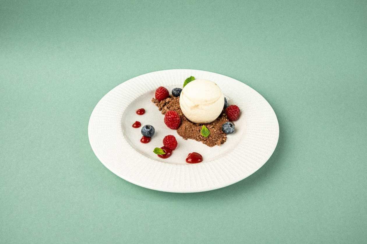 Sferă de Tiramisu, crumble, fructe de pădure