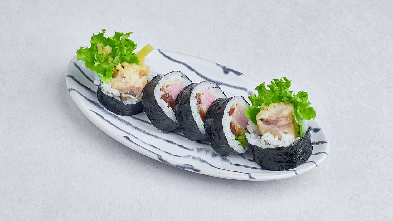 Futomaki pikantny tu艅czyk w tempurze