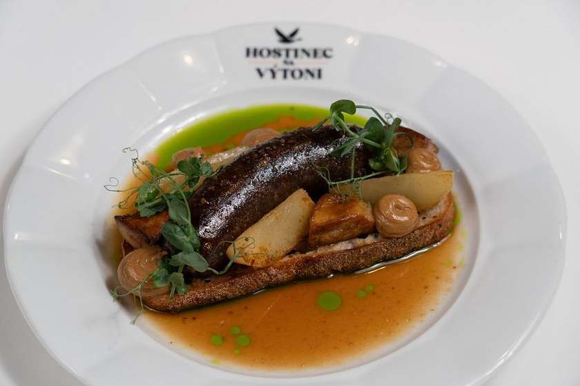 Kachní jelítko, tučná játra, jablečná hořčice, pečené jablko