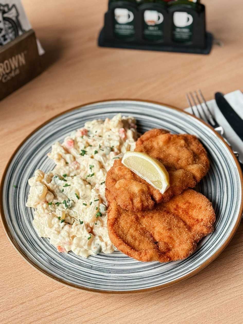 Vyprážaný kurací a bravčový rezeň, domáci majonézový šalát