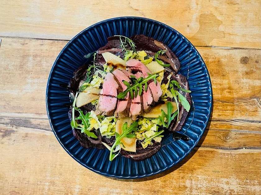 Salát se zauzeným kachním prsíčkem