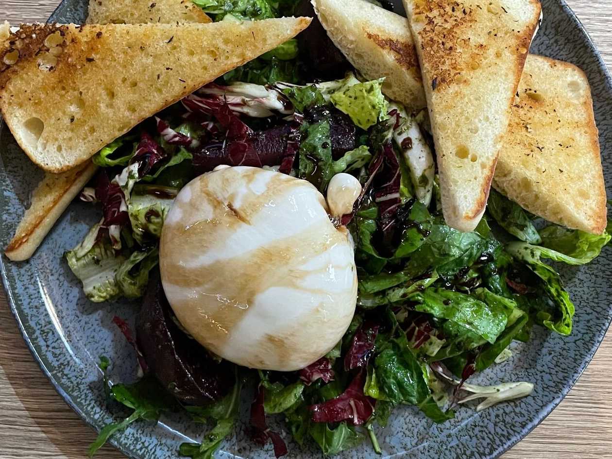 7.)FIT Míchaný listový salát pečenou červenou řepou, rukolou a burratou (čerstvý italský sýr podobný mozzarele), bazalkové pesto, balsamico, ciabatta