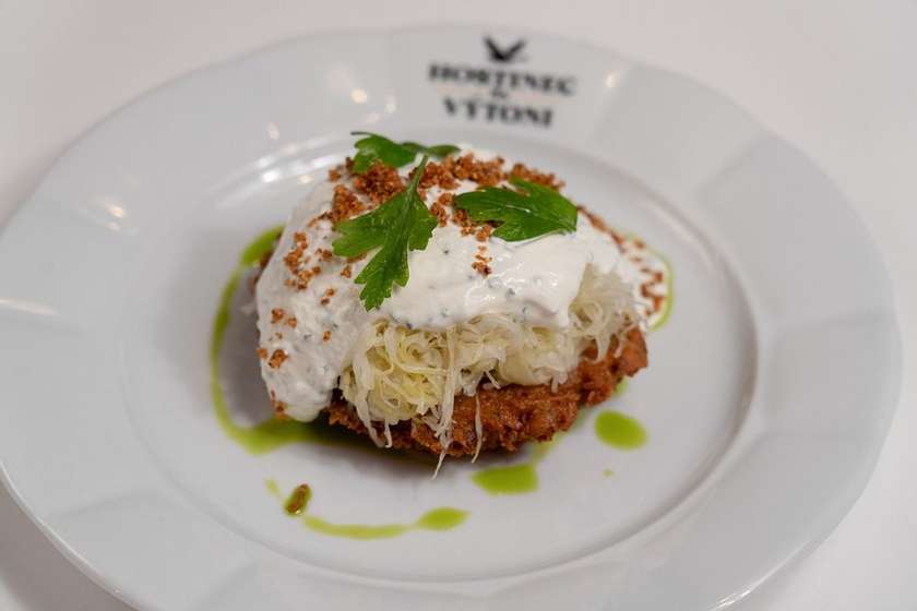 Náš zelňák, kysaná smetana s česnekem, kořeněné zelí, škvarečky