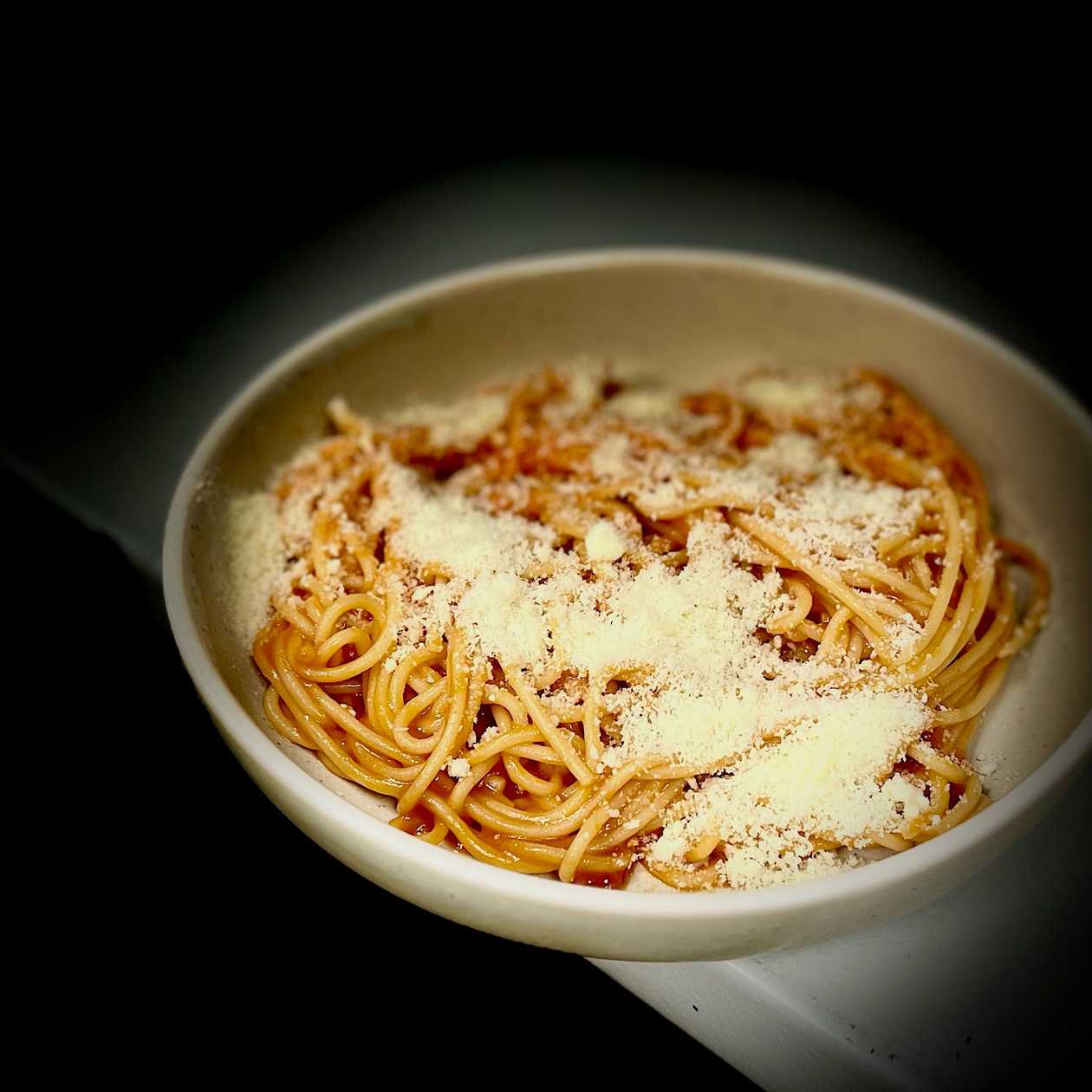 Špagety na masle s kečupom a syrom