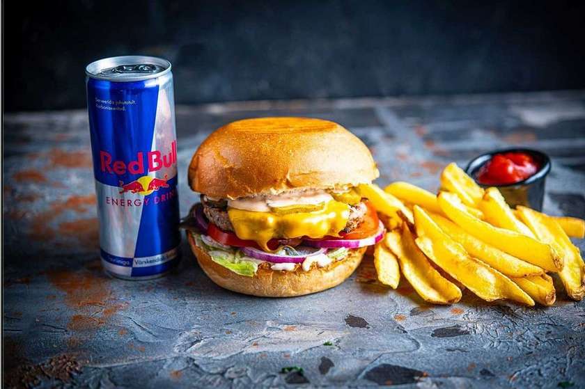 Veiseburger + frii chips + red bull