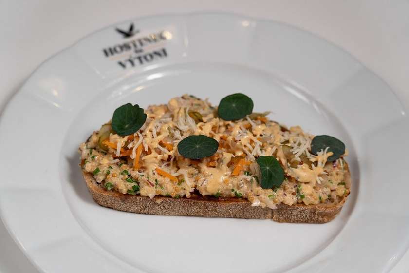 Sekané olomoucké tvarůžky, cibulka, paprika, hořčice