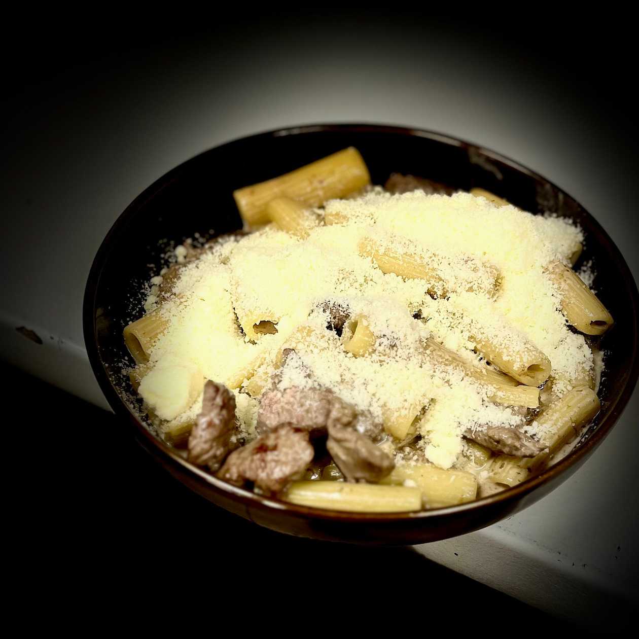 Rigatoni s hovädzou sviečkovicou a dubákovo-smotanovou omáčkou