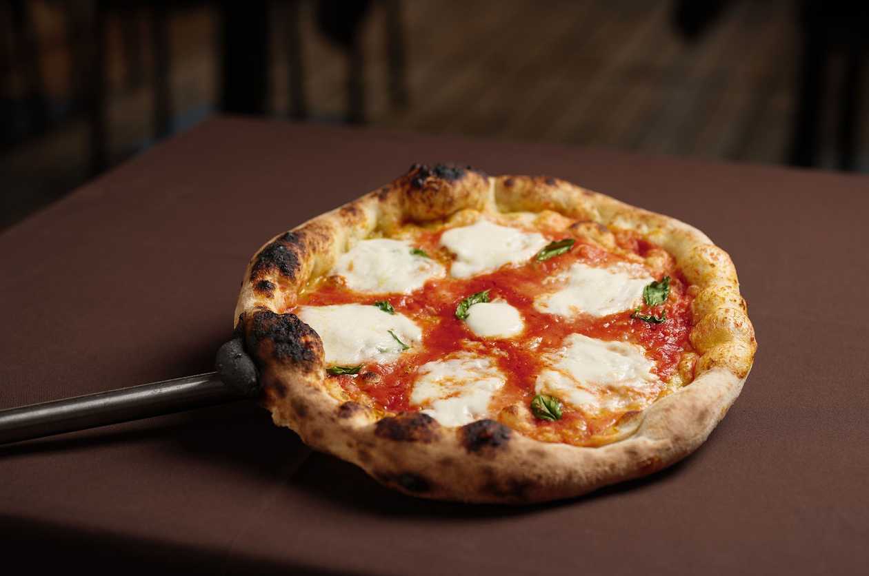 Pizza Margherita di Bufala Napoletano - cremoasă & rafinată