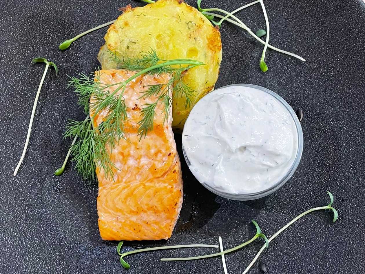 4.)Jemně grilovaný filet z čerstvého lososa s koprovým dresinkem, podávaný s opečenými šťouchanými bramborami s cibulkou a čerstvým koprem, zdobené výhonky Microgreens