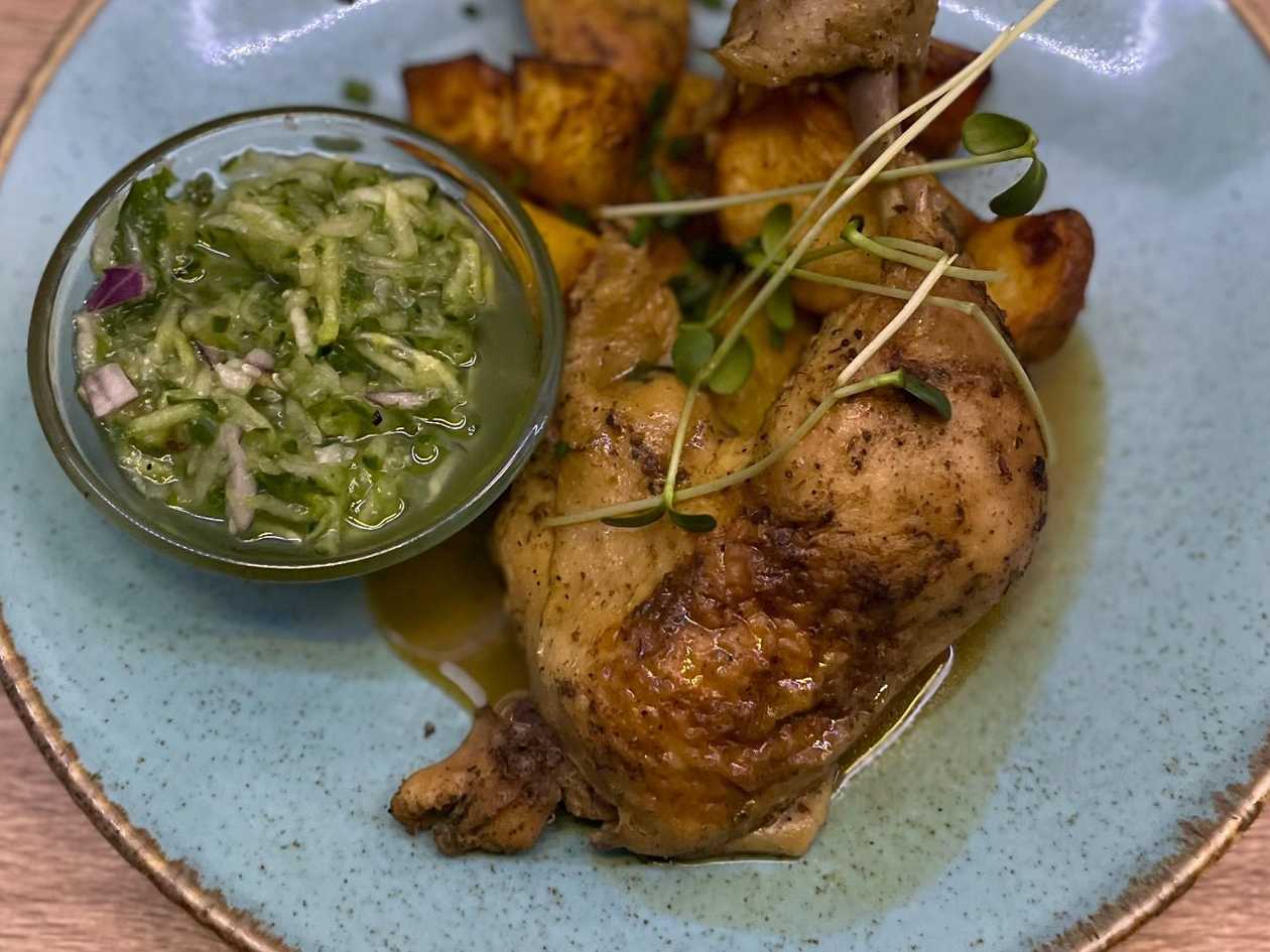 2.) Pečené kuřecí stehno na bylinkovém másle, pečenými brambory, okurkový salátek s cibulkou