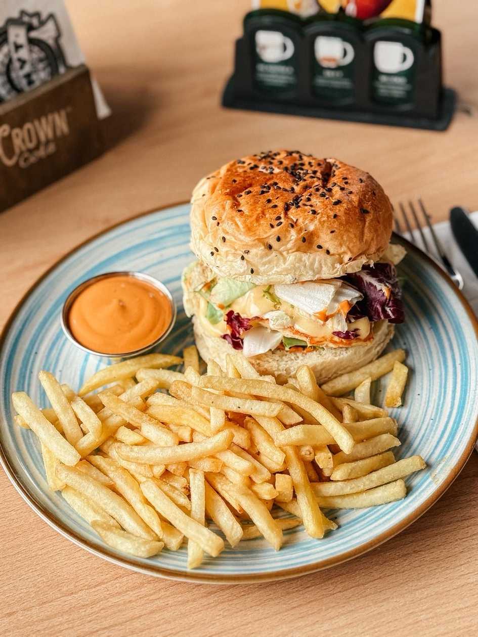 Burger s kuracím mäsom, zemiakové hranolky,  cheddarová omáčka