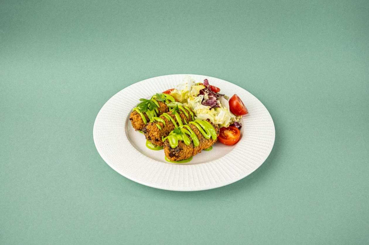 Crochete cu ciuperci, sos mornay, aioli verde și mix de salată