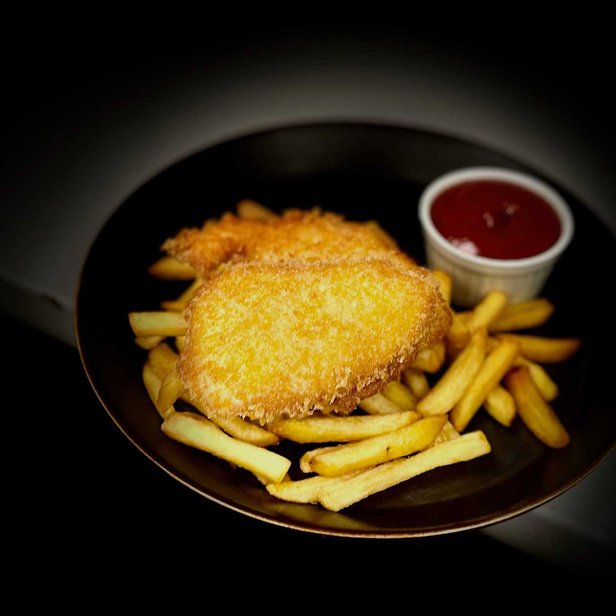 Kuracie nugetky s hranolkami a kečupom