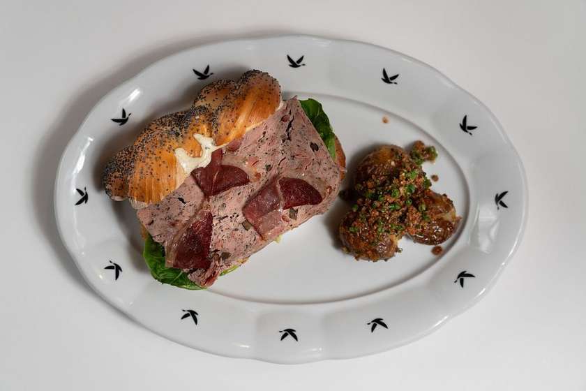 Kachní sekaná s lanýži, maková pletýnka, kyselá zelenina, uzené brambory