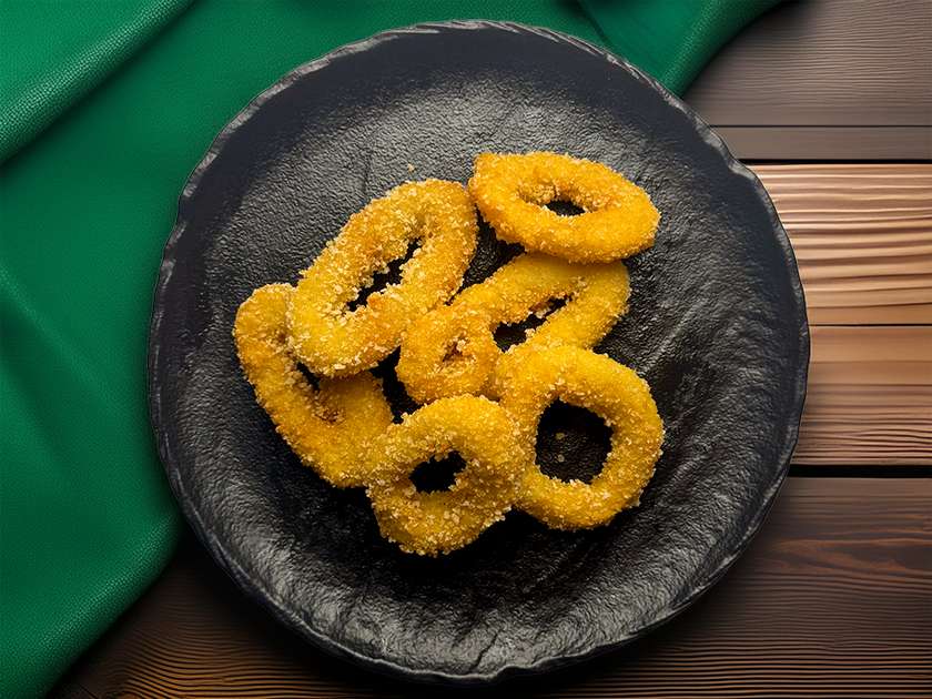 Кільця кальмара у клярі – це хрусткий делікатес із морським акцентом