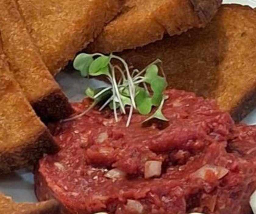 Tatarský biftek se 4 topinkami a česnekem