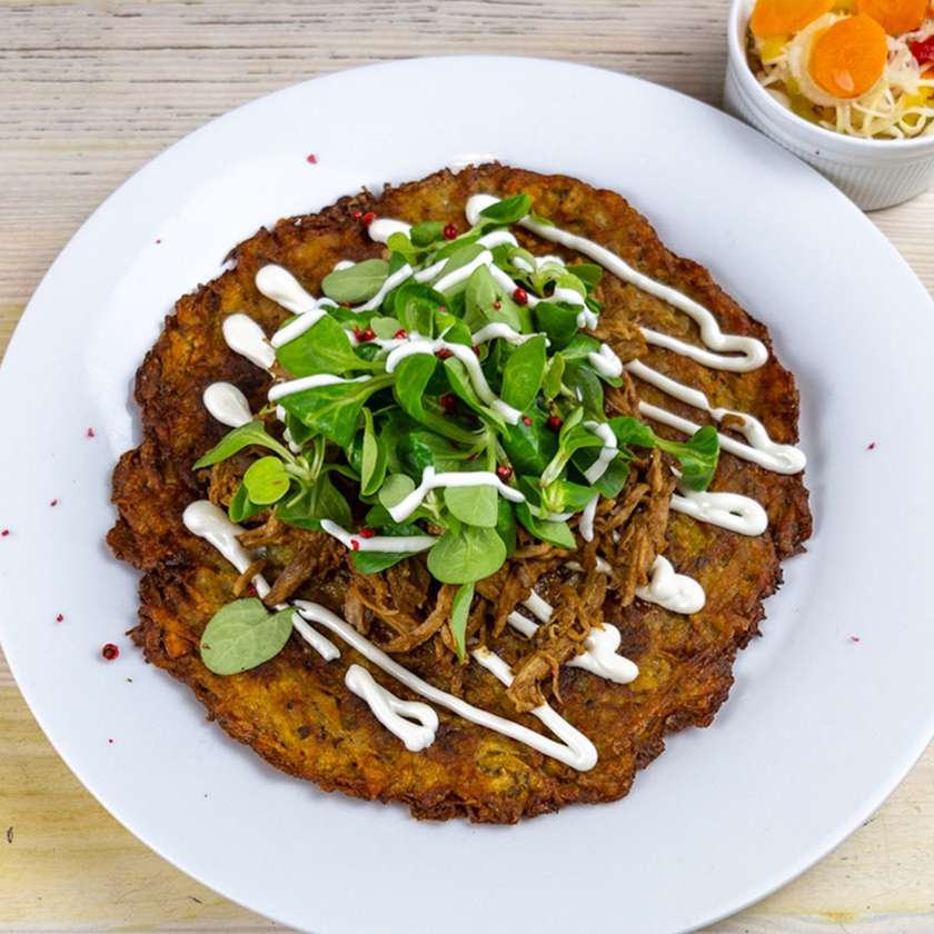 Bramborák s trhaným vepřovým masem,majonézou z pečeného česneku, polníčkem, špekovými škvarky a nakladanou zeleninou