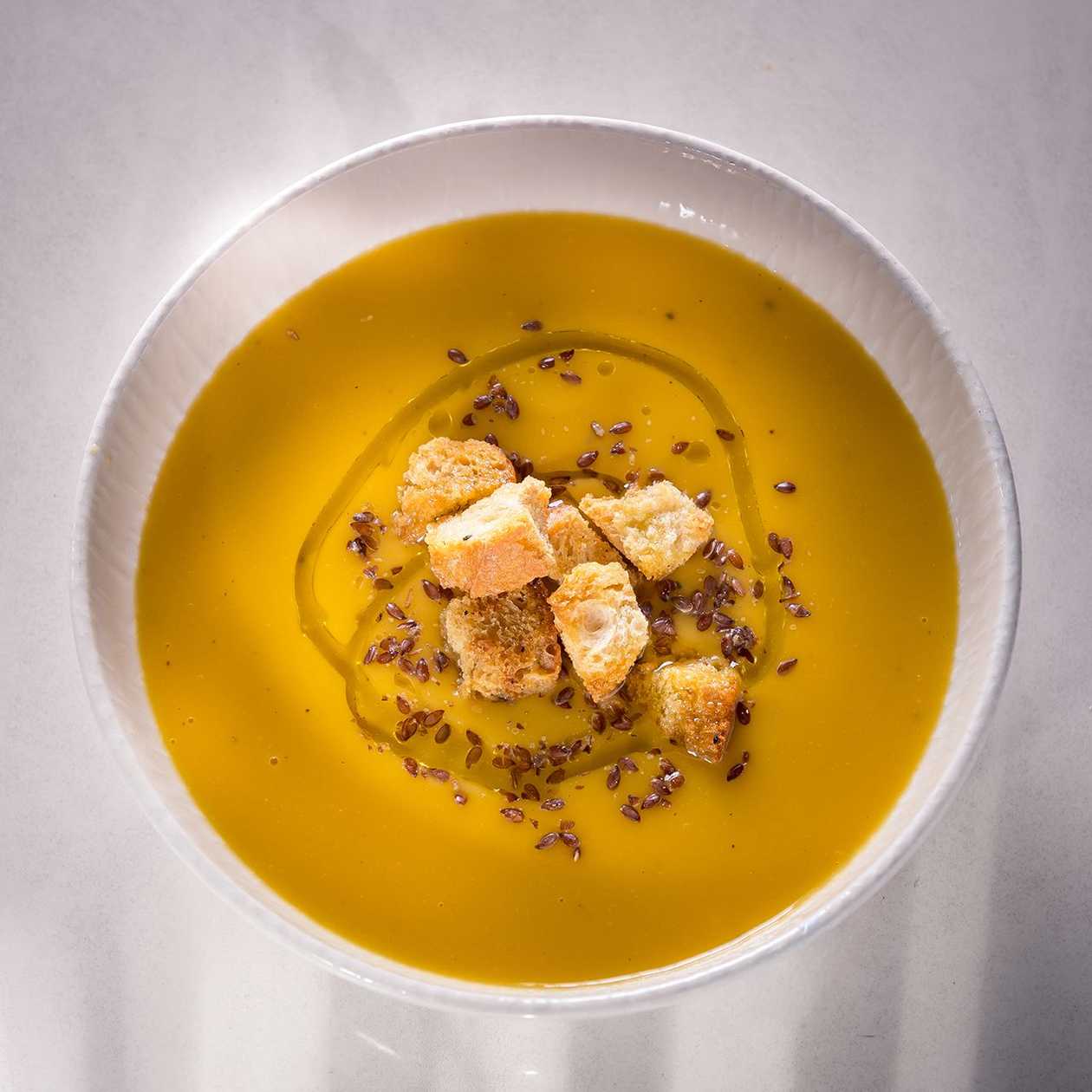 Supa Cremă de Dovleac cu Semințe de Cânepă și Crutoane