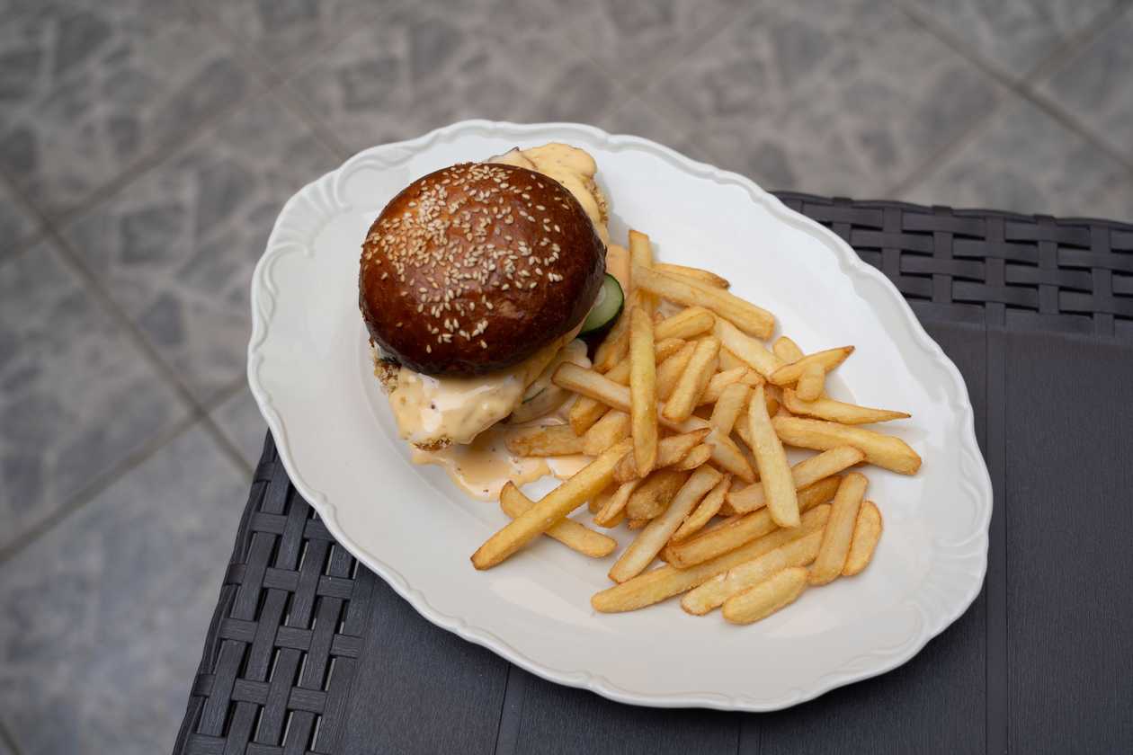 KUŘECÍ BURGER V MÁSLOVÉ BRIOŠCE S HRANOLKAMI