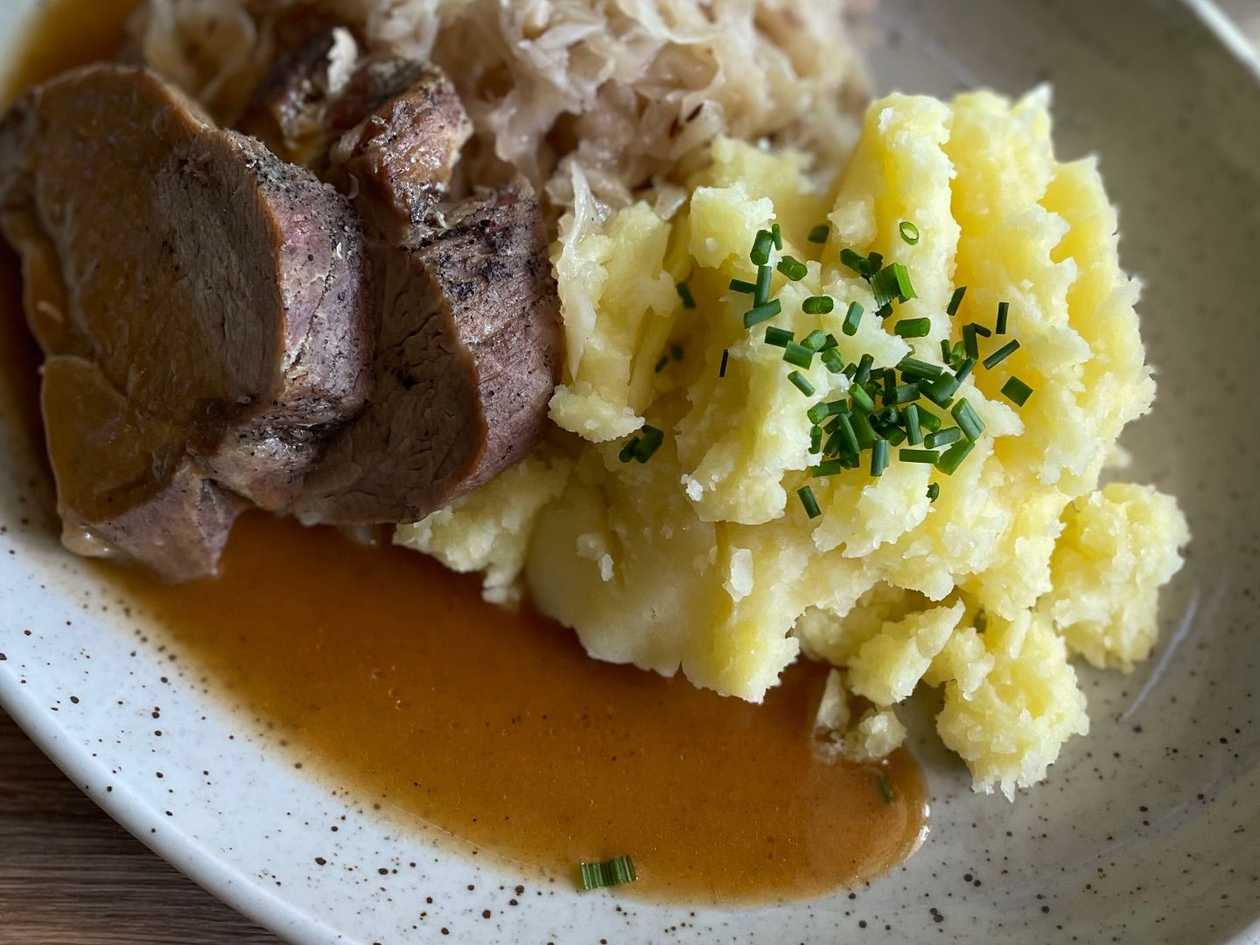 1.) Vepřová krkovice pečená na plzeňském pivu, šťouchané brambory, dušené zelí