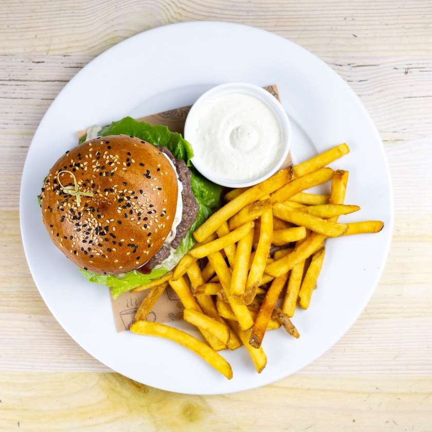 Burger s Hovězím masem, chedar, slanina, vejce, cibulový džem, rajče, salát, rukola, hranolky a tatarská omáčka