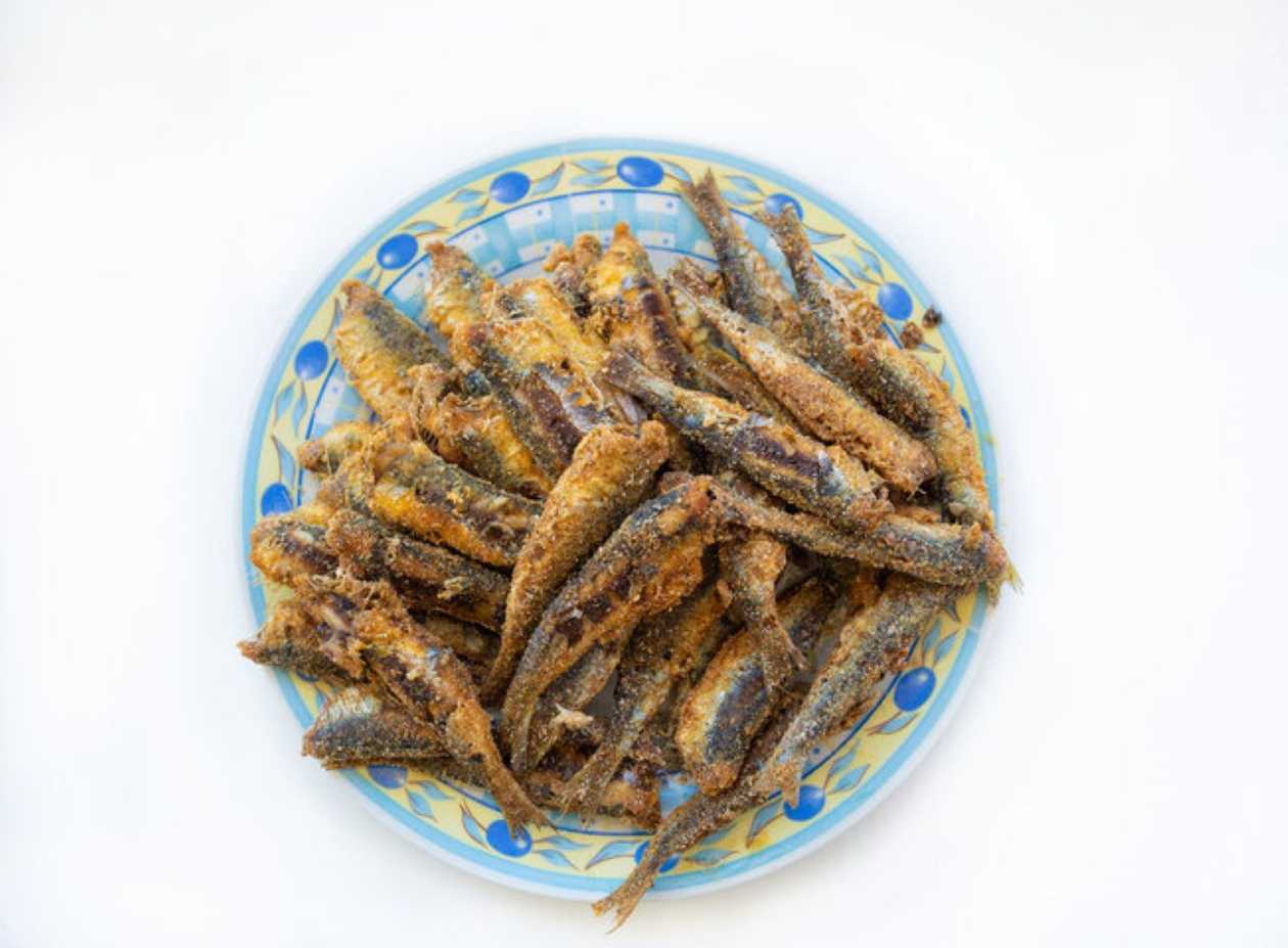 Sardeluta prăjită cu mămăligă și mujdei