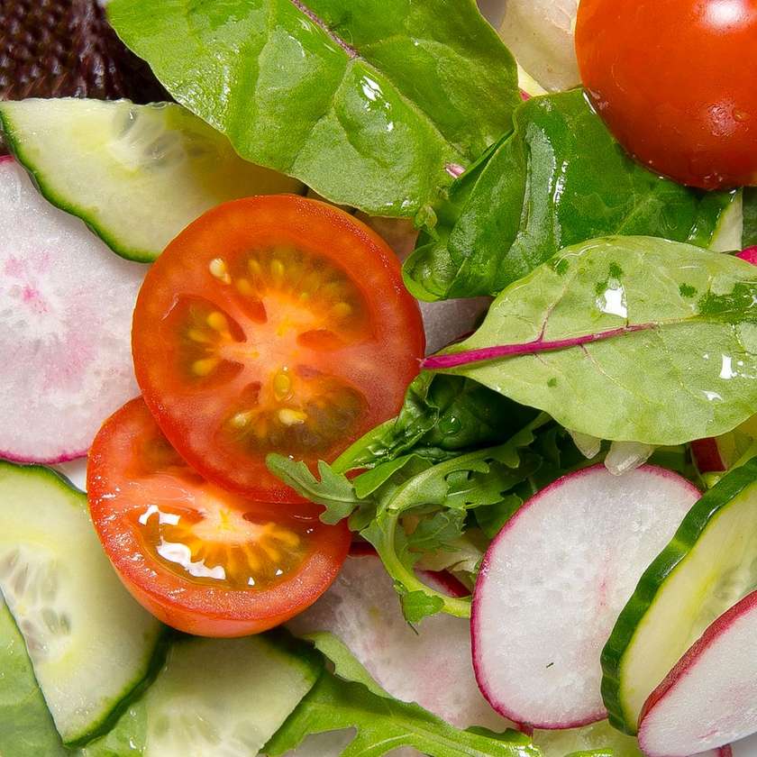 Šviežių daržovių salotos su ridikėliais