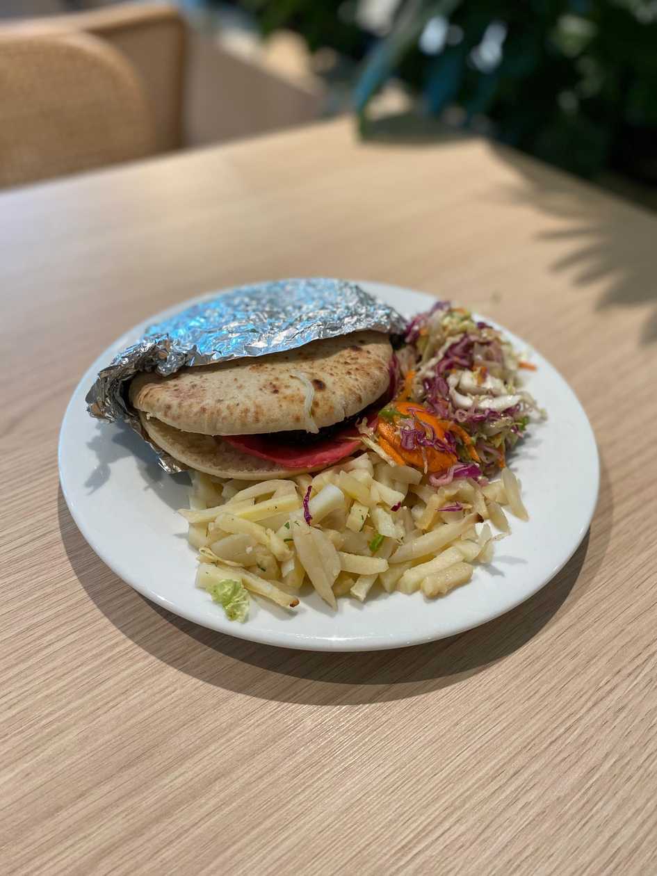 Pita ar plucinātu cūkgaļu un BBQ mērci