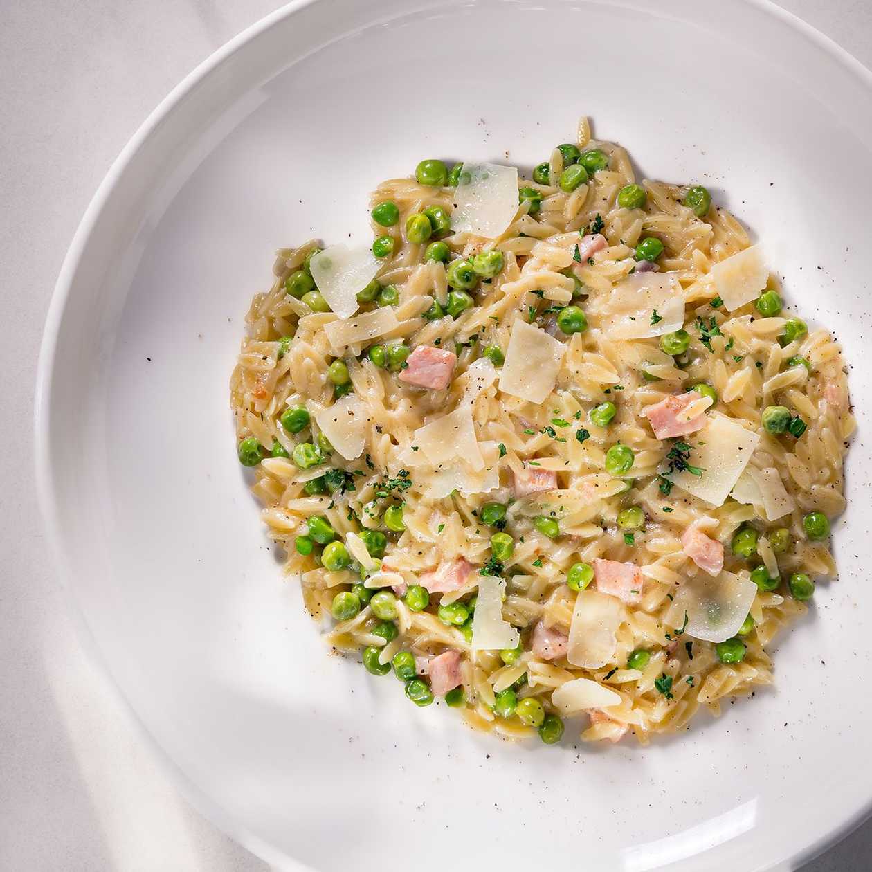 Orzo cu prosciutto cotto, mazăre și smântână