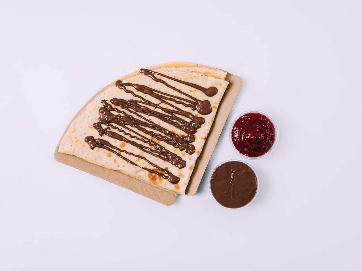 Palačinka s nutellou a jahodovou marmeládou