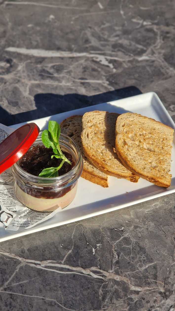 Divinová paštéta, cibuľový džem, chlieb