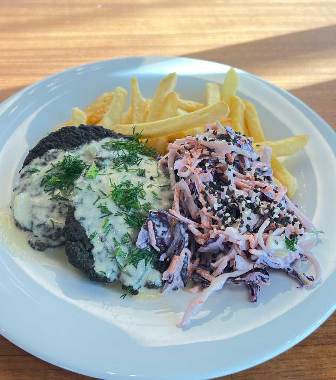 Liellopa aknu plācenīši ar sīpolu – krējuma mērci