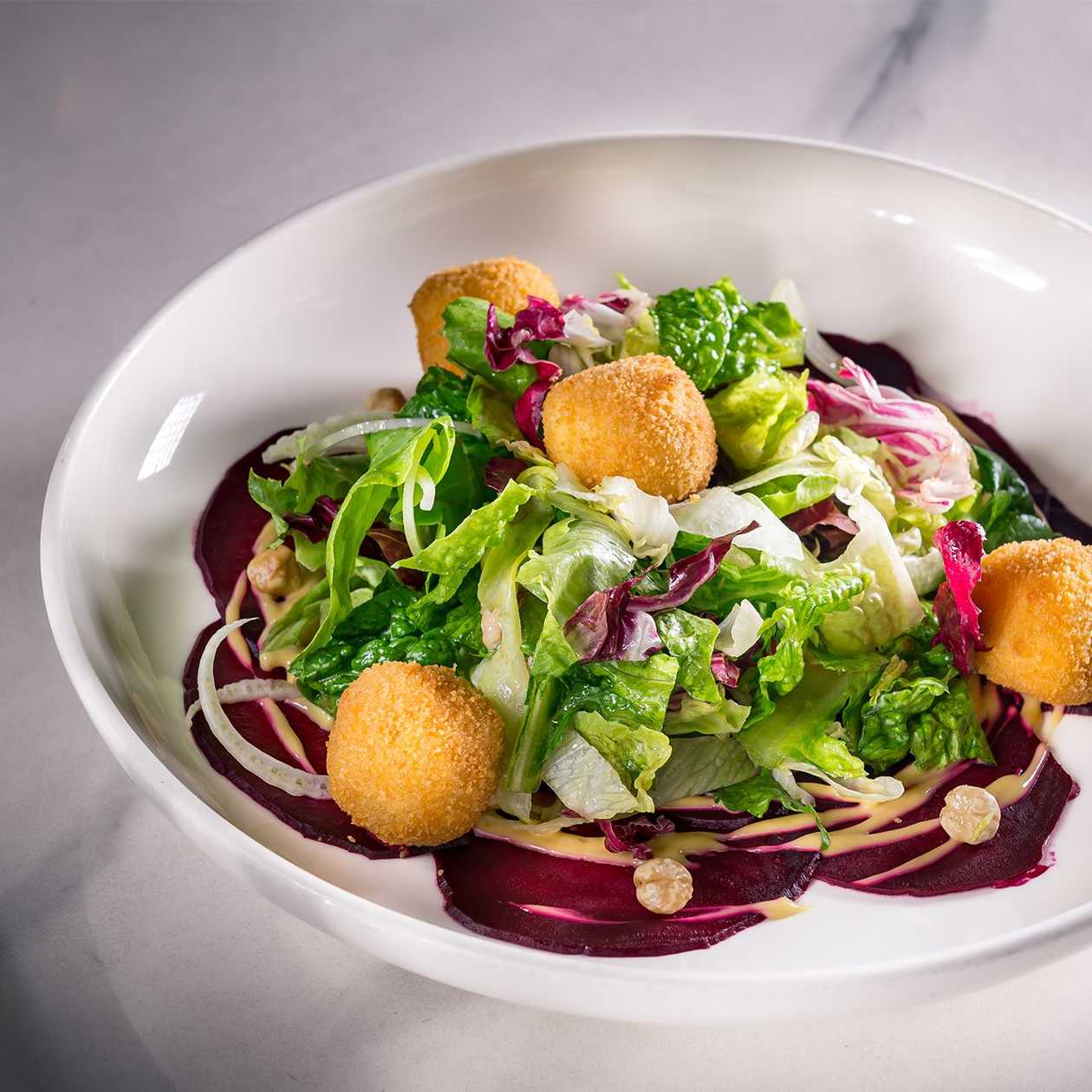 Salată cu Crochete din Brânză, Alune de Pădure și Sos de Muștar