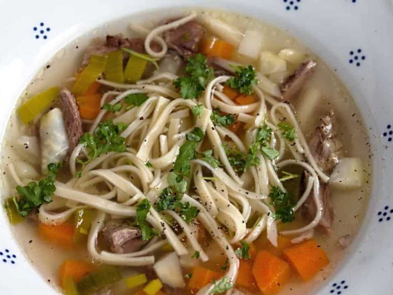 Kuřecí vývar s masem, nudlemi a zeleninou