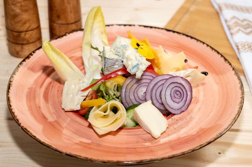 SALATA CU BRANZETURI NOBILE