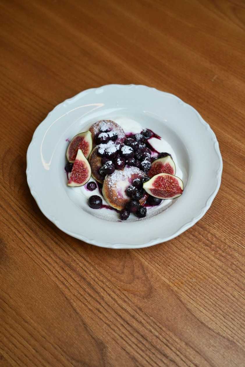 SYRNIKI S BORUVKOU, OVOCEM A ZAKYSANOU SMETANOU