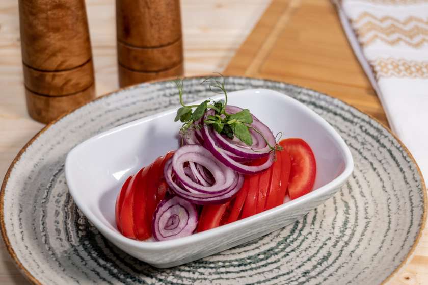 SALATA DE ROSII SI CEAPA ROSIE