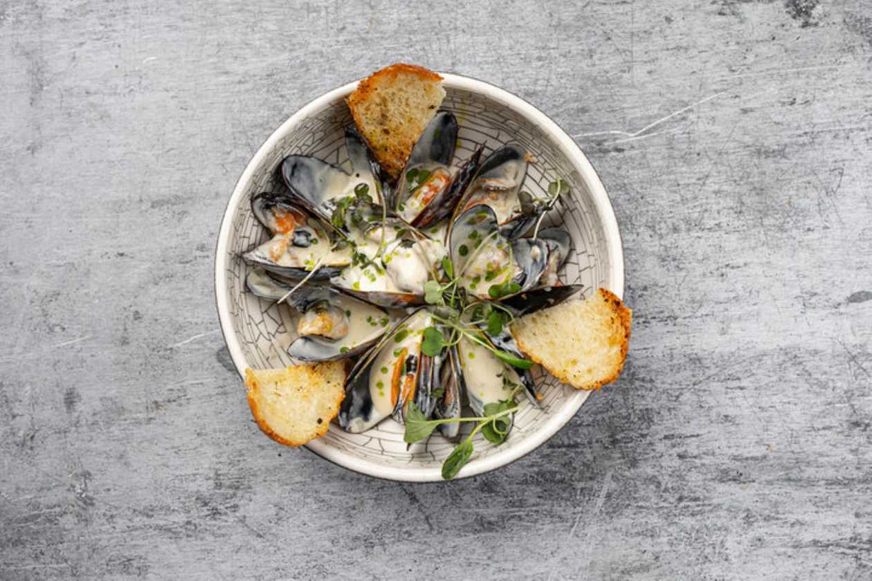 Midii carne Victorita în sos de vin cu usturoi