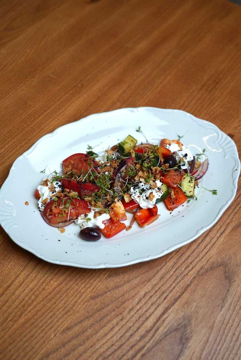 ŘECKÝ SALÁT S KRÉMEM Z BALKÁNSKÉHO SÝRA🍷