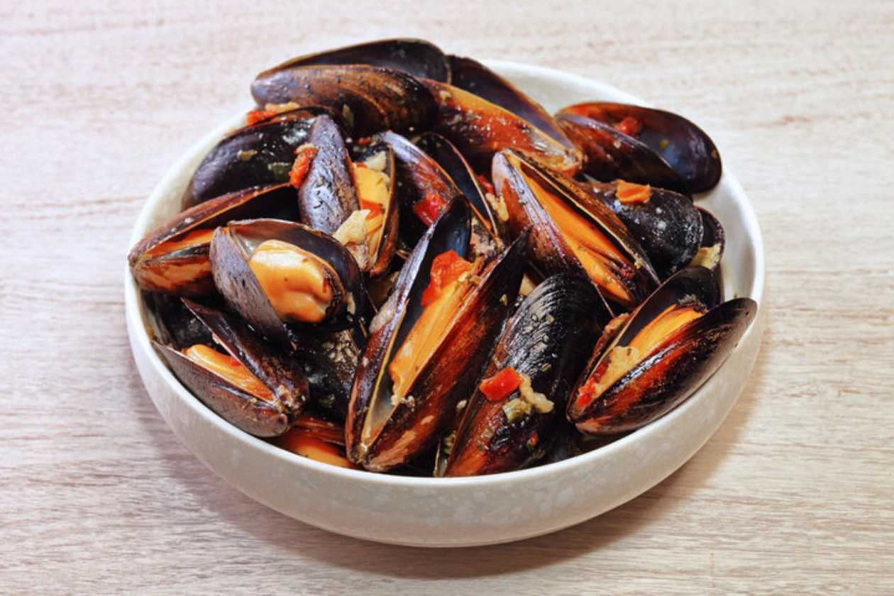 Midii proaspete in cochilie in sos rosu