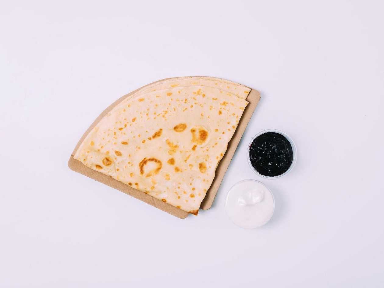 Palačinka s Tvarohem a borůvkovou marmeládou