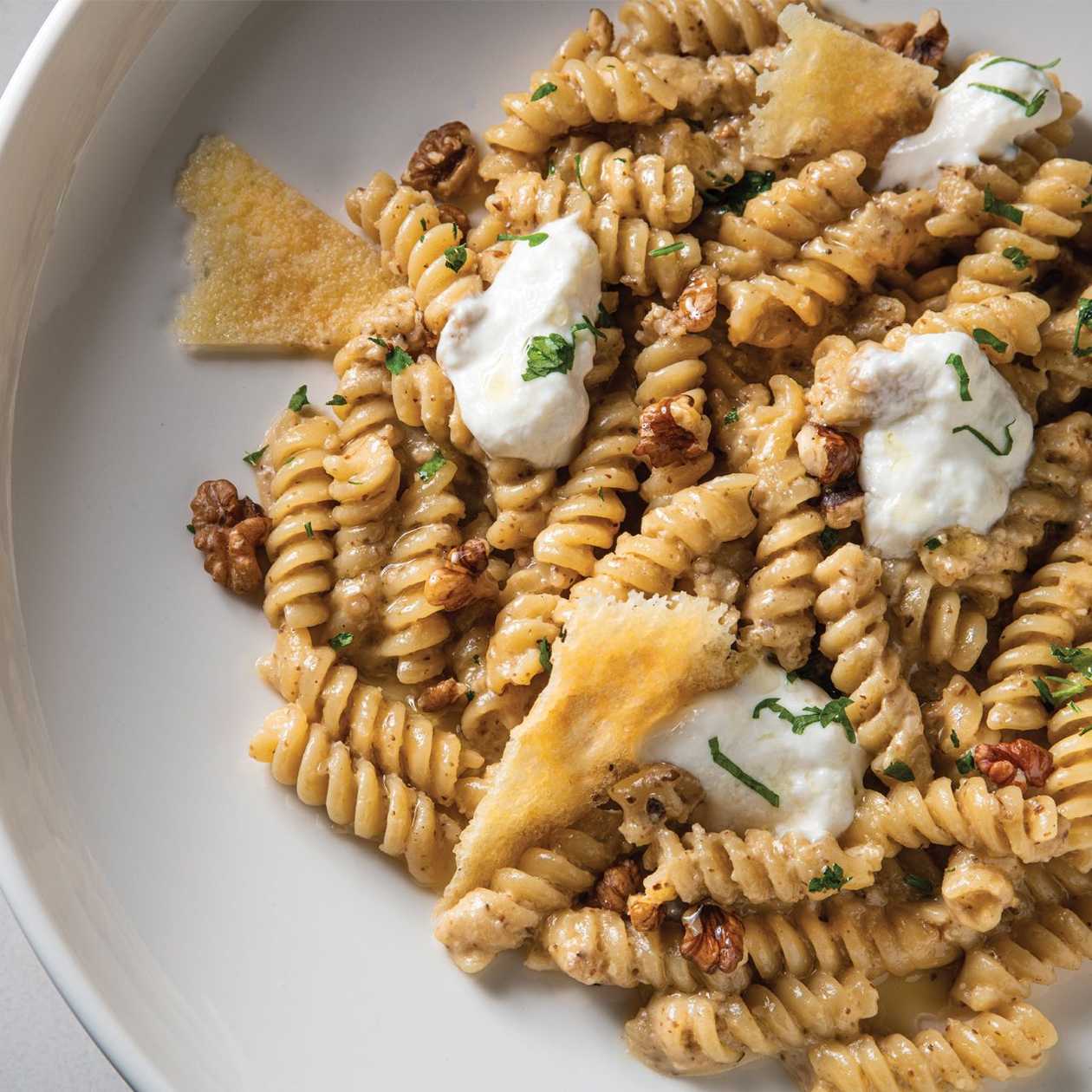 Fusilli cu pesto de nuci și straciatella
