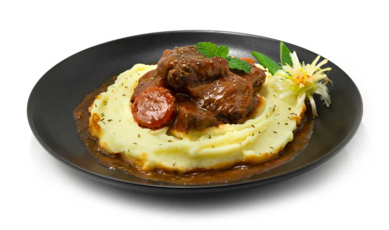 Beef cheeks in red wine sauce, mashed potatoes with truffles, green beans