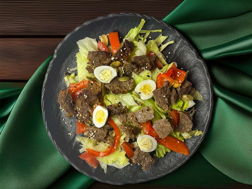 Теплий салат з телятиною – преміальна гармонія смаків